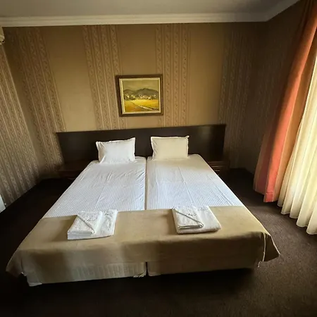 فندق Hotel-restaurant Almond 3*