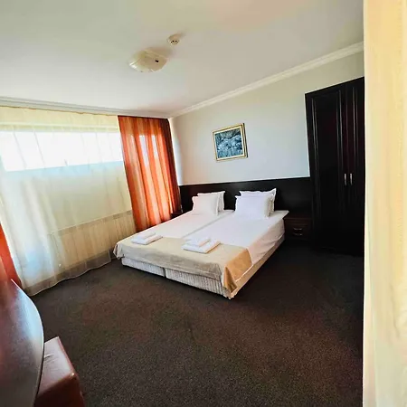 فندق Hotel-restaurant Almond 3*