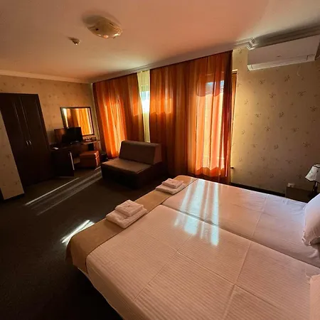 فندق Hotel-restaurant Almond 3*