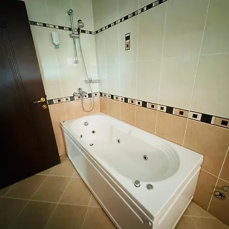 Hotel-restaurant Almond فندق كارلوفو